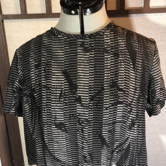 Urban Outfitters/ silence&noise/ sz L /black&white/crop top/short sleeves/ - Picture 4 of 11